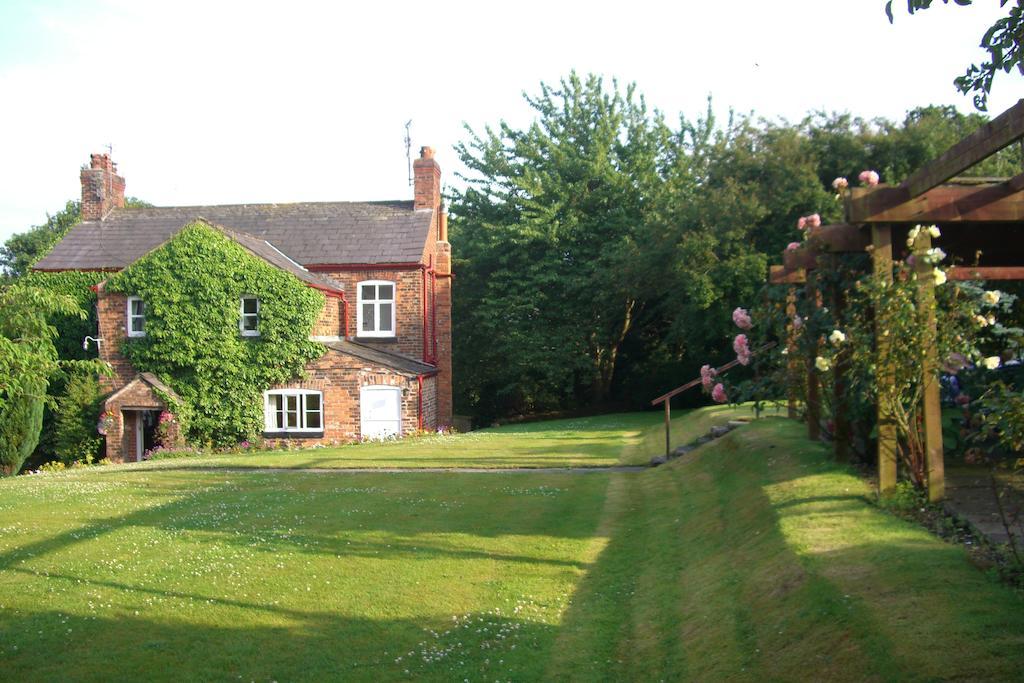 แอช ฟาร์ม คันทรี เกสต์เฮาส์ Little Bollington ภายนอก รูปภาพ