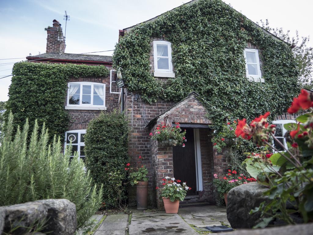 แอช ฟาร์ม คันทรี เกสต์เฮาส์ Little Bollington ภายนอก รูปภาพ
